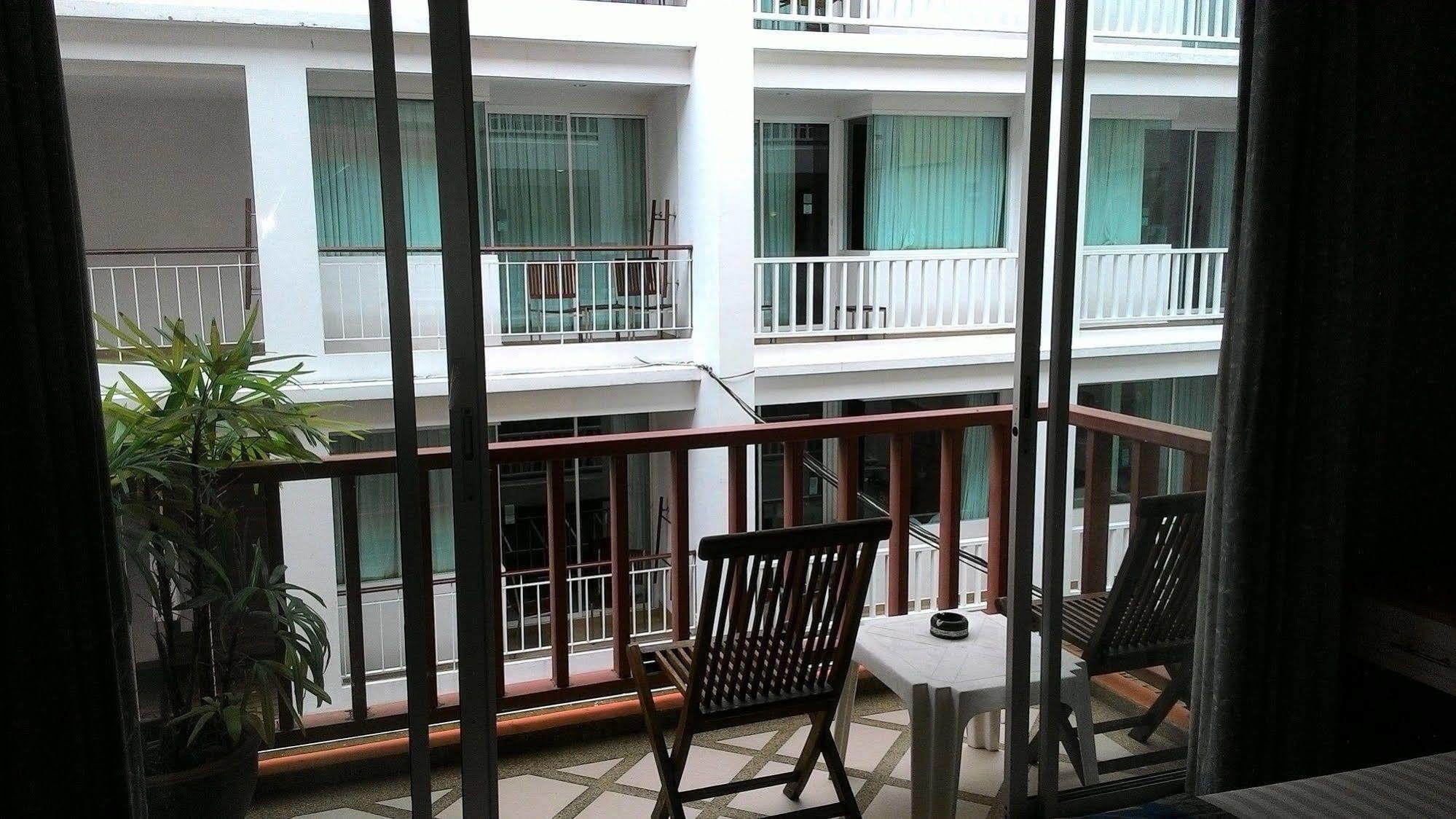 Orange Hotel Patong Extérieur photo